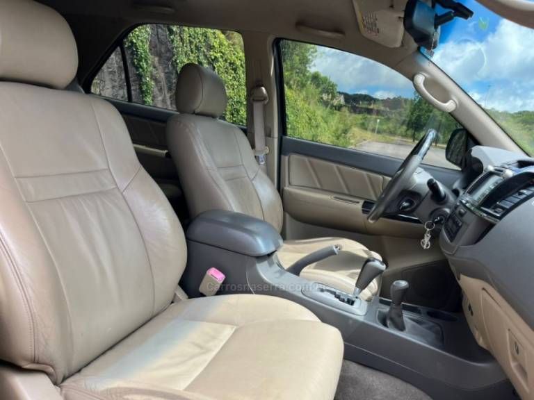 TOYOTA - HILUX SW4 - 2013/2013 - Preta - R$ 139.000,00