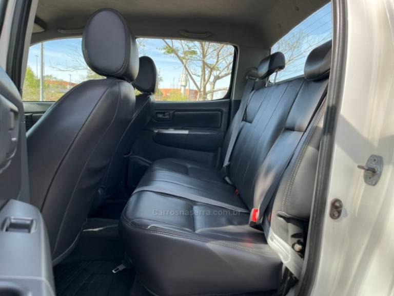 TOYOTA - HILUX - 2013/2013 - Branca - R$ 129.000,00