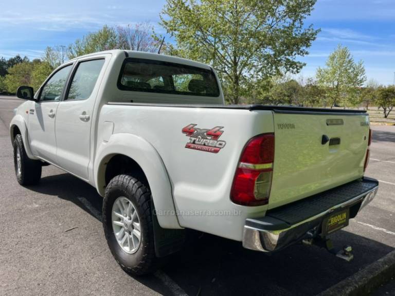 TOYOTA - HILUX - 2013/2013 - Branca - R$ 129.000,00