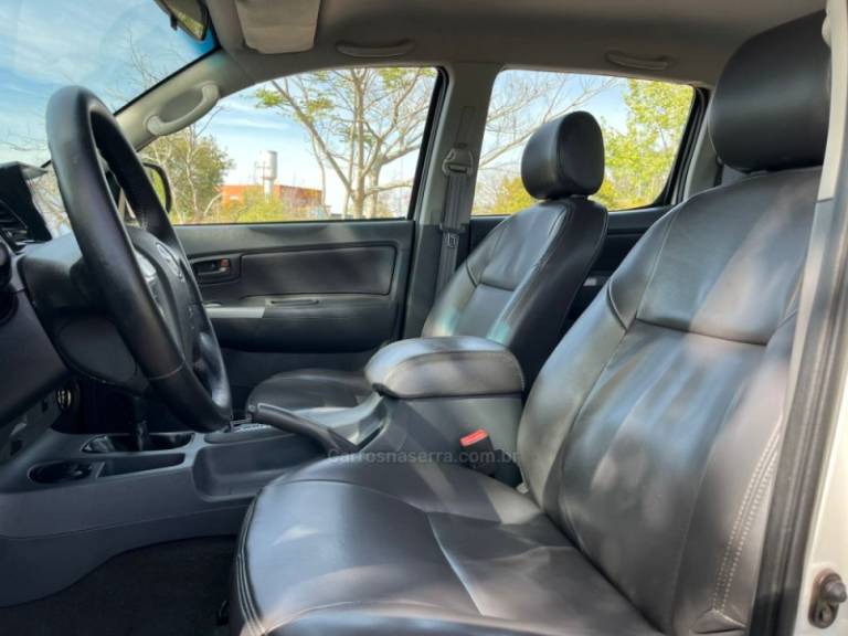 TOYOTA - HILUX - 2013/2013 - Branca - R$ 129.000,00