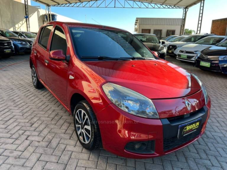 RENAULT - SANDERO - 2014/2014 - Vermelha - R$ 35.000,00