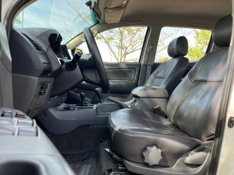 TOYOTA - HILUX - 2013/2013 - Branca - R$ 129.000,00