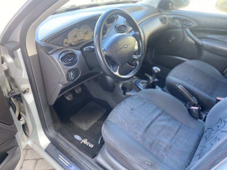 FORD - FOCUS - 2005/2005 - Prata - R$ 25.000,00