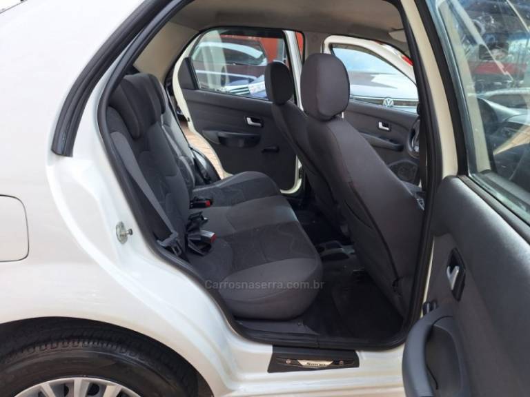 FIAT - SIENA - 2015/2015 - Branca - R$ 39.000,00