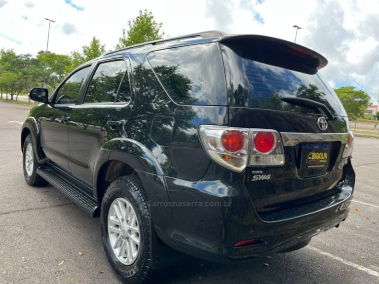 TOYOTA - HILUX SW4 - 2013/2013 - Preta - R$ 139.000,00