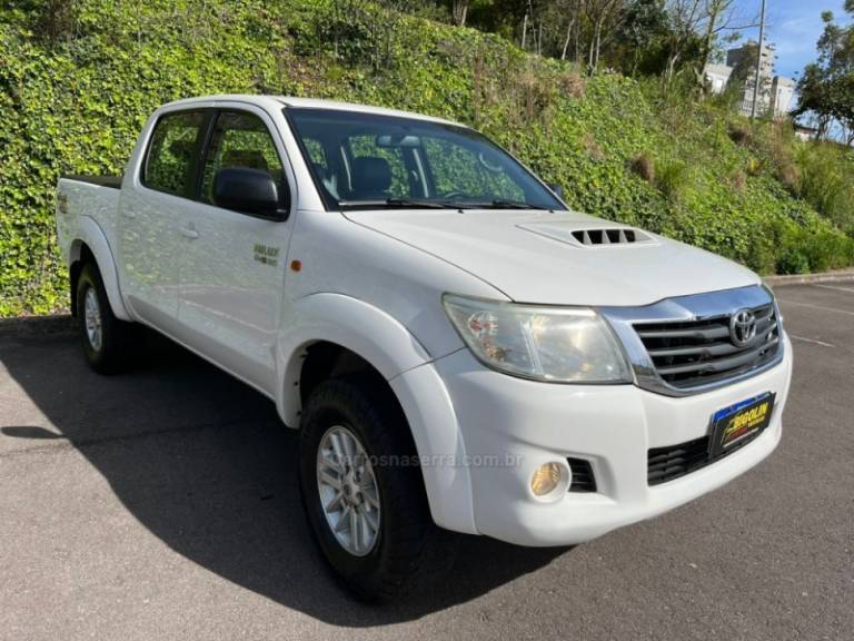 TOYOTA - HILUX - 2013/2013 - Branca - R$ 129.000,00