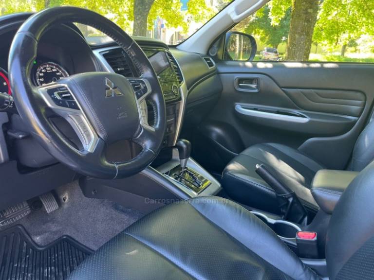 MITSUBISHI - L200 TRITON - 2022/2022 - Prata - R$ 202.000,00