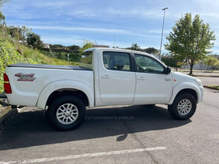 TOYOTA - HILUX - 2013/2013 - Branca - R$ 129.000,00