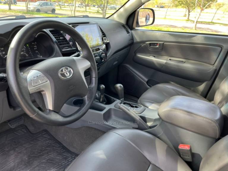 TOYOTA - HILUX - 2013/2013 - Branca - R$ 129.000,00