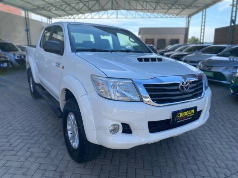TOYOTA - HILUX - 2013/2013 - Branca - R$ 130.000,00