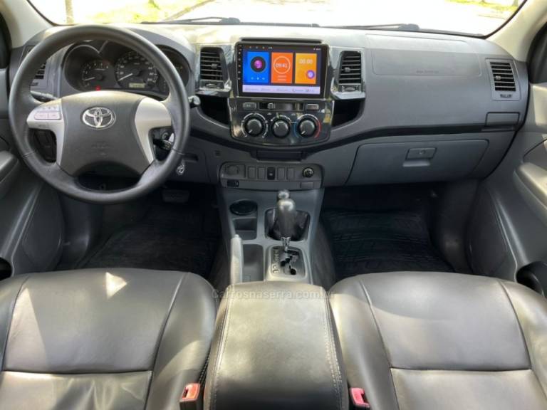 TOYOTA - HILUX - 2013/2013 - Branca - R$ 129.000,00