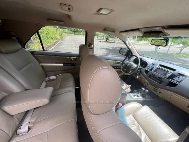 TOYOTA - HILUX SW4 - 2013/2013 - Preta - R$ 139.000,00