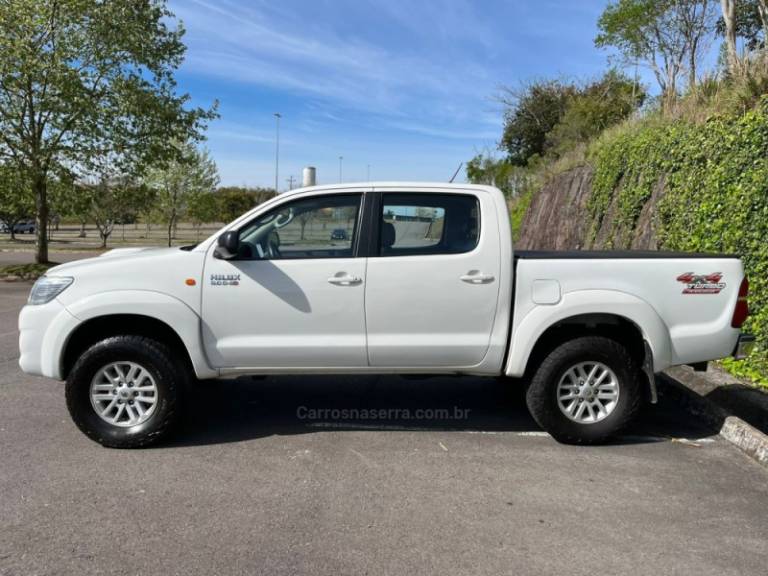 TOYOTA - HILUX - 2013/2013 - Branca - R$ 129.000,00