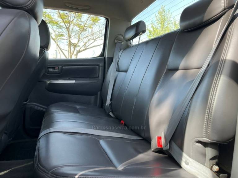 TOYOTA - HILUX - 2013/2013 - Branca - R$ 129.000,00