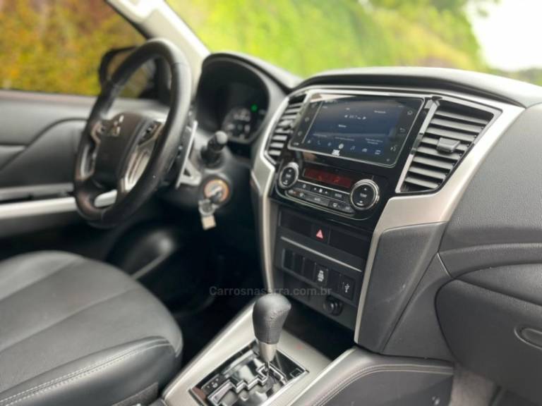 MITSUBISHI - L200 TRITON - 2023/2023 - Prata - R$ 205.000,00