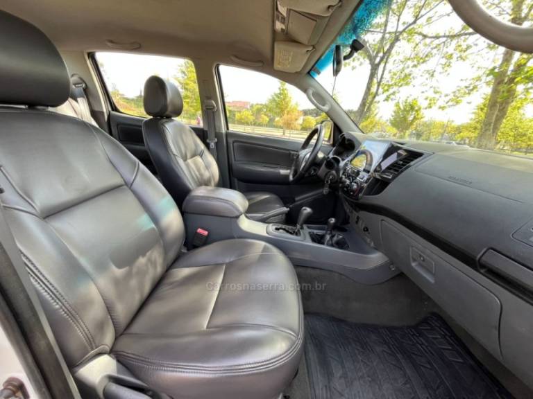 TOYOTA - HILUX - 2013/2013 - Branca - R$ 129.000,00