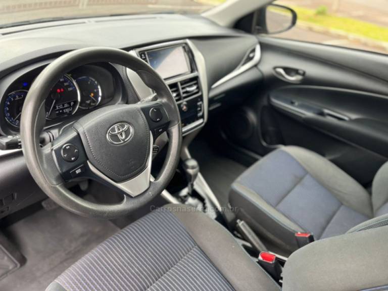 TOYOTA - YARIS - 2020/2020 - Cinza - R$ 82.000,00