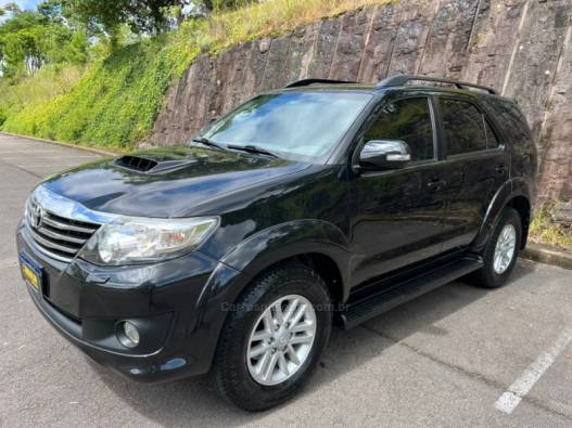 TOYOTA - HILUX SW4 - 2013/2013 - Preta - R$ 139.000,00