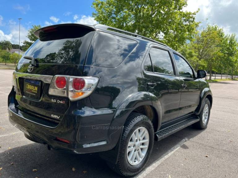 TOYOTA - HILUX SW4 - 2013/2013 - Preta - R$ 139.000,00