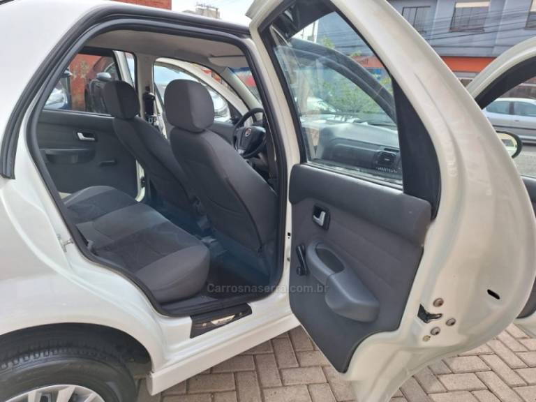 FIAT - SIENA - 2015/2015 - Branca - R$ 39.000,00