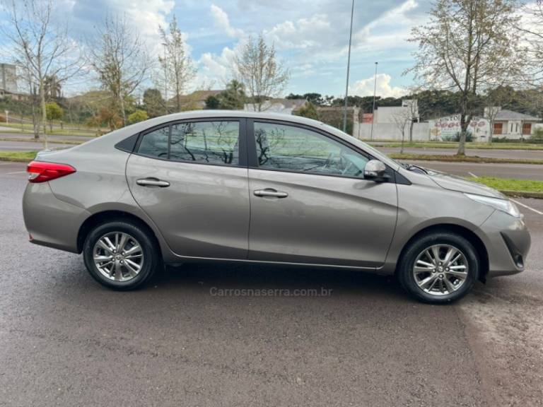 TOYOTA - YARIS - 2020/2020 - Cinza - R$ 82.000,00