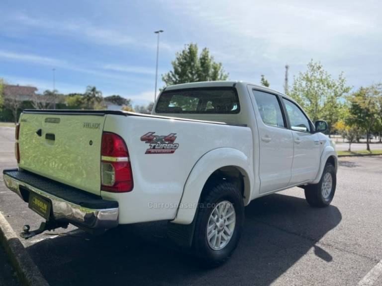 TOYOTA - HILUX - 2013/2013 - Branca - R$ 129.000,00