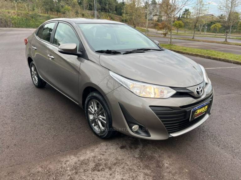 TOYOTA - YARIS - 2020/2020 - Cinza - R$ 82.000,00
