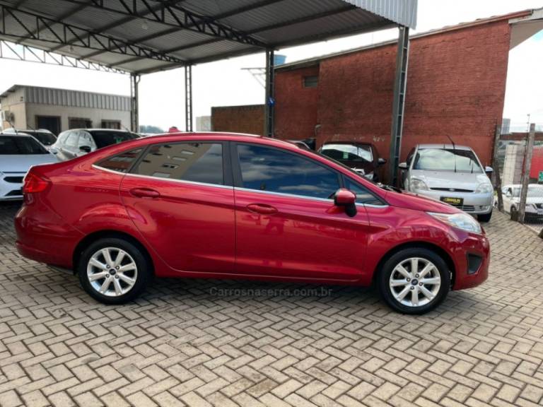 FORD - FIESTA - 2011/2011 - Vermelha - R$ 39.000,00