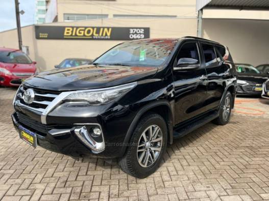 TOYOTA - HILUX SW4 - 2018/2018 - Preta - R$ 230.000,00
