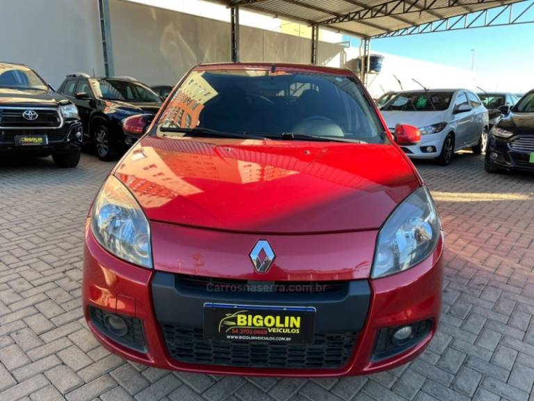 RENAULT - SANDERO - 2014/2014 - Vermelha - R$ 35.000,00