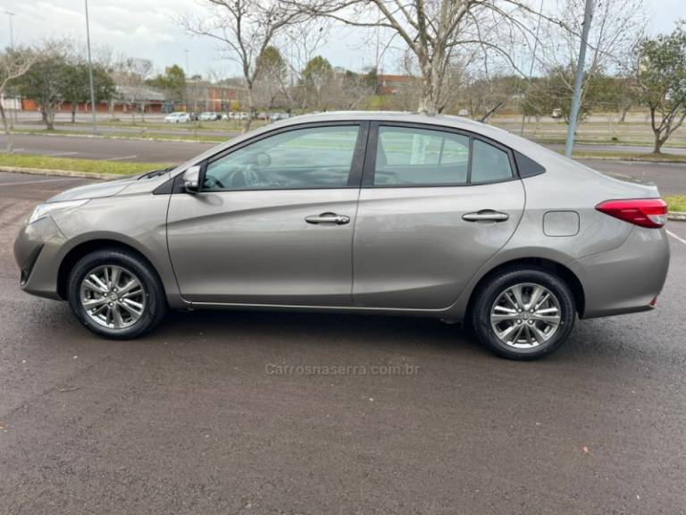 TOYOTA - YARIS - 2020/2020 - Cinza - R$ 82.000,00
